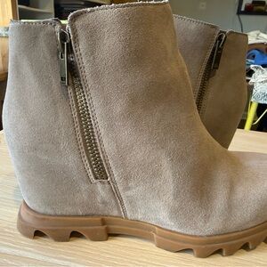 SOREL Joan of Artic Wedge III Zip Booties Taupe Leather